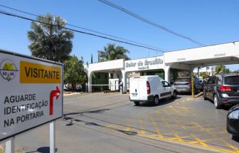 Moraes autoriza Bolsonaro receber visita em prisão domiciliar