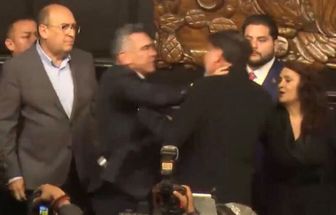 Senadores protagonizam briga durante sessão no México