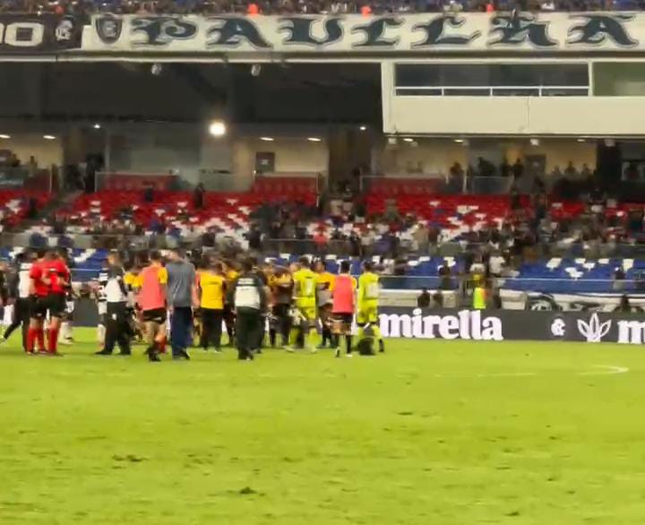 Imagem - Final de jogo de Remo x Criciúma tem confusão entre jogadores