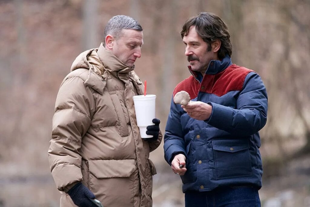 &#8220;Friendship&#8221; acompanha a história de um pai socialmente deslocado que tenta ser amigo do seu novo vizinho descolado (Imagem: Reprodução digital | HBO Max e A24)