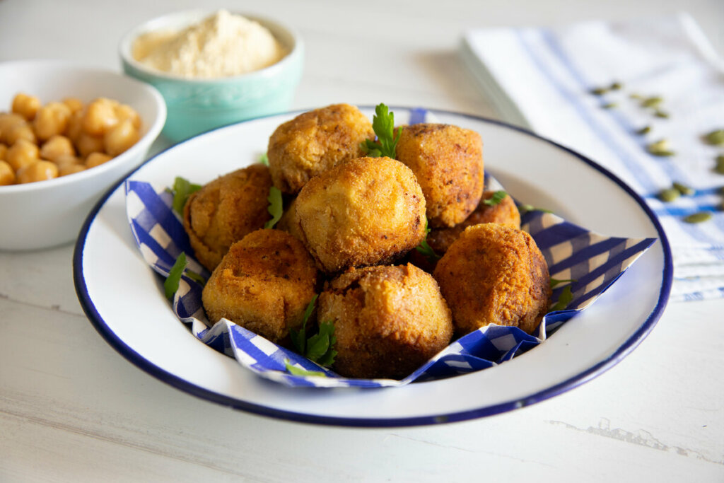 Bolinho de grão-de-bico (Imagem: Lecker Studio | Shutterstock)