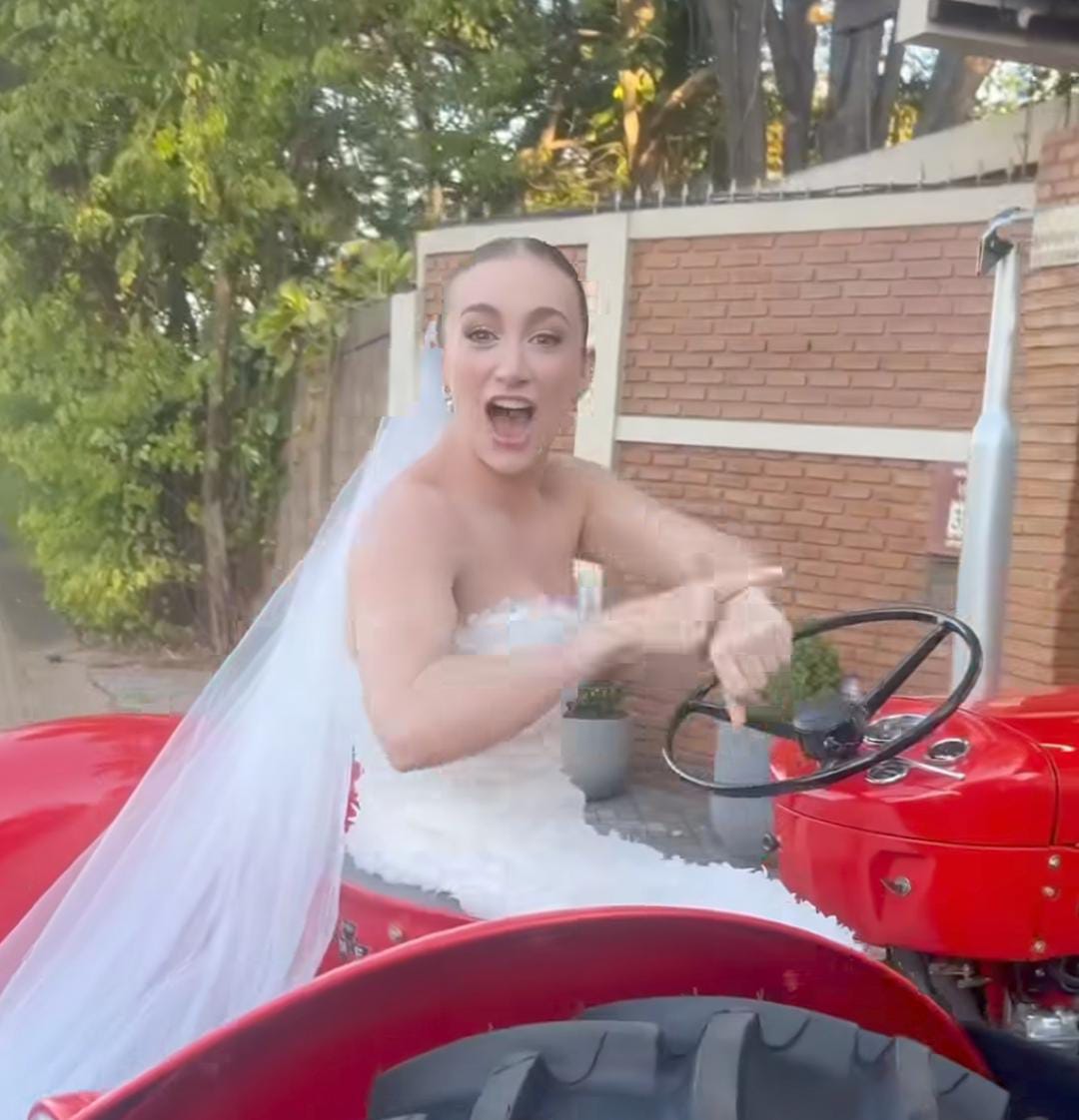 Imagem - Noiva do agro entra no casamento com trator; assista