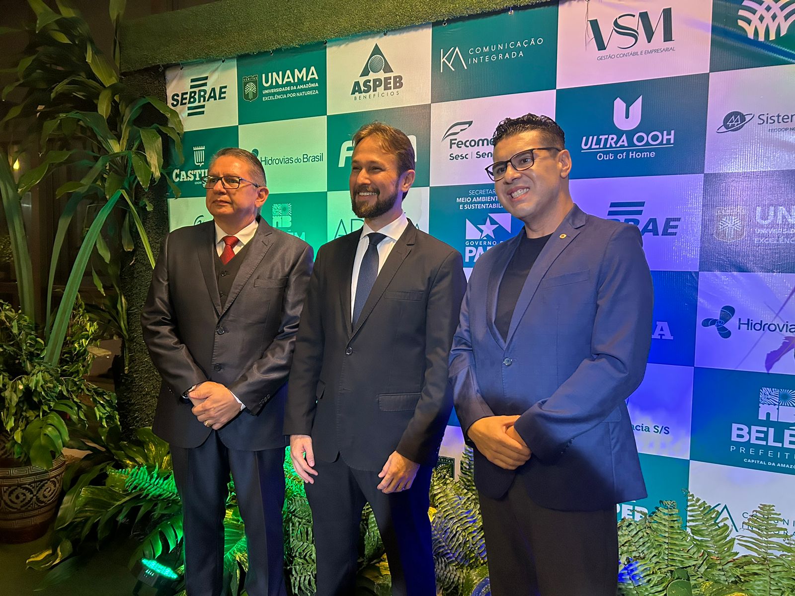 Leandro Haber, presidente da ADVB PA no meio e deputado Fabio Freitas no canto direito.  