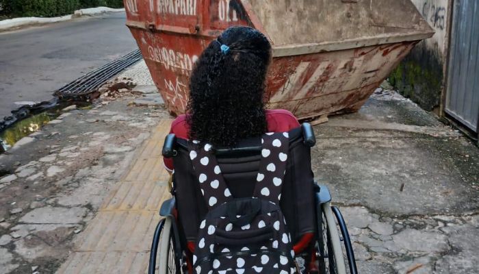 Imagem - Mãe denuncia dificuldade de acesso após calçada ser bloqueada por caçamba em Belém