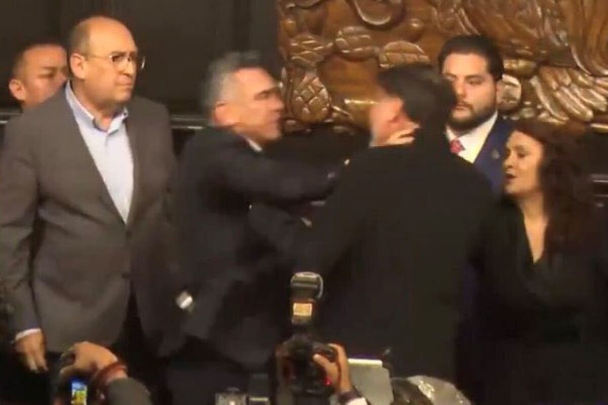 Imagem - Senadores protagonizam briga durante sessão no México