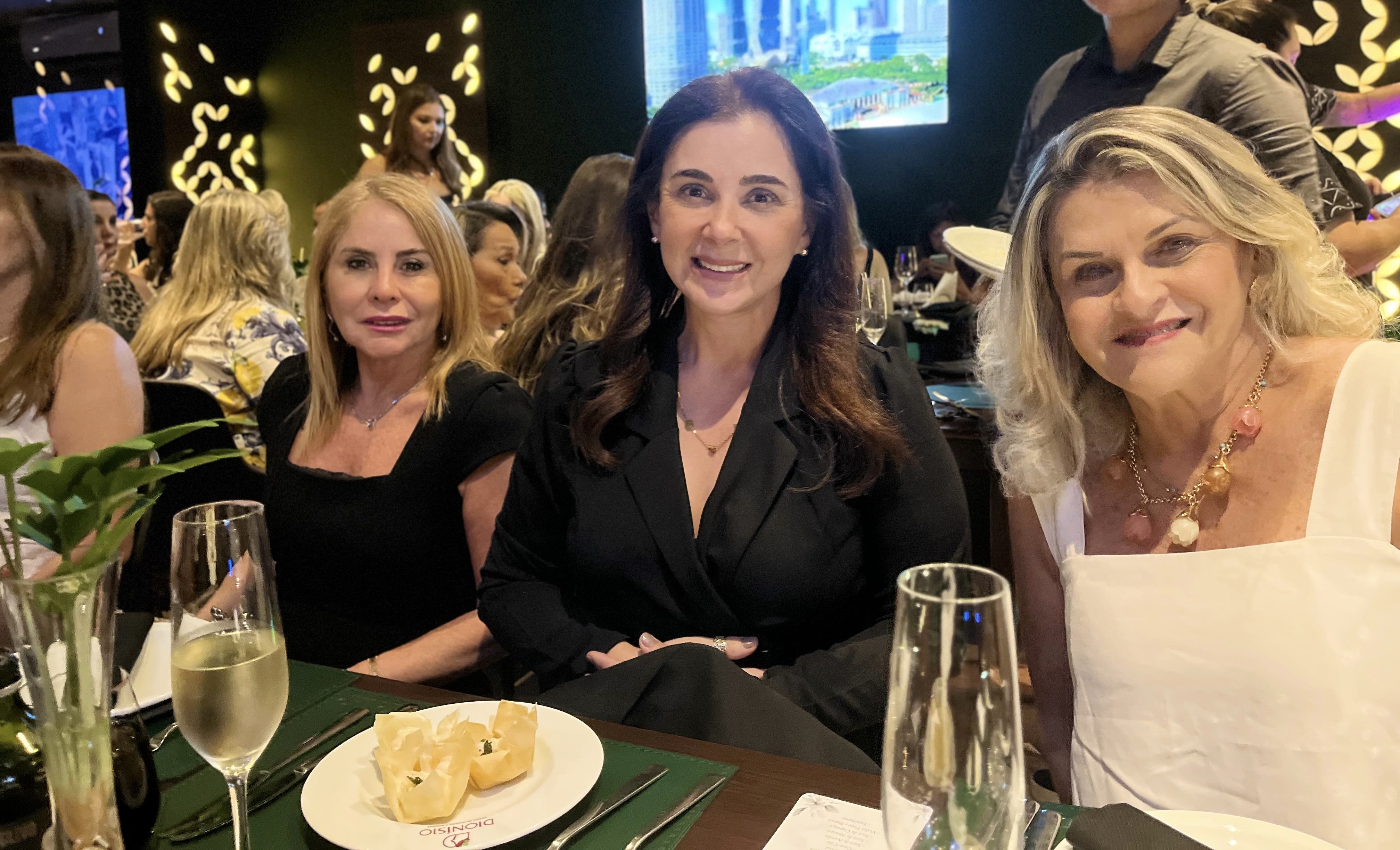 Rebecca Hesketh, Carina Braga e a colunista 