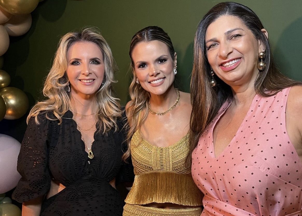Roberta Costa e Heloise Redig foram abraçar a aniversariante 