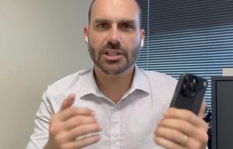 Eduardo Bolsonaro pede à Hugo Motta que possa exercer mandato dos EUA