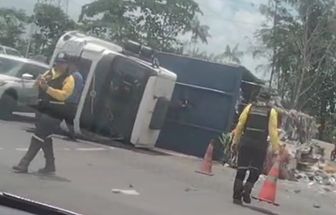 Vídeo: caminhão tomba e carga fica espalhada na descida de viaduto em Ananindeua