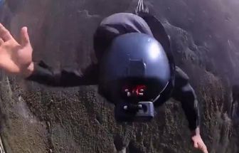 Bombeiro registra em vídeo a própria queda durante salto de base jump