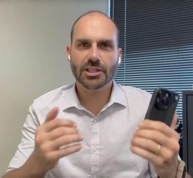 Imagem - Eduardo Bolsonaro manda ofício a Motta solicitando permanência no cargo a distância