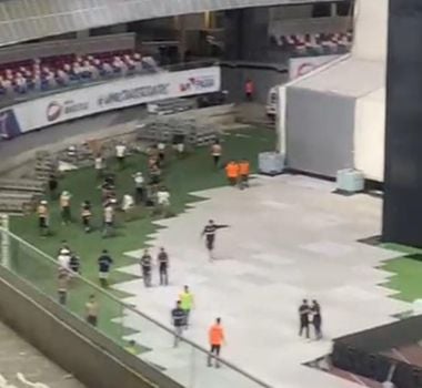 Imagem - Torcida do Remo invade o gramado do Mangueirão após derrota