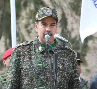 Imagem - Nicolás Maduro recebe tropa americana com uniforme do exército na fronteira da Venezuela com Colômbia