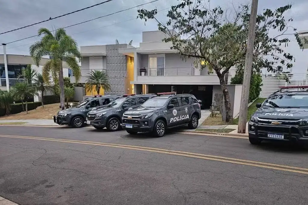  Ao todo, policiais militares e promotores cumpriram quatro mandados de busca e apreensão e pretendiam fazer o mesmo com três de prisões temporárias decretadas pela Justiça.