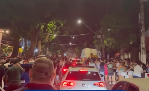 Bares promovem festas no meio da rua em Belém. 