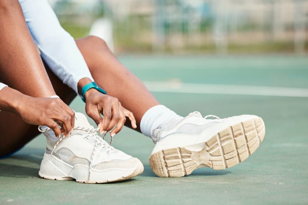 A atenção com o tênis de corrida é essencial para prevenir a síndrome do joelho de corredor (Imagem: PeopleImages.com &#8211; Yuri A | Shutterstock)