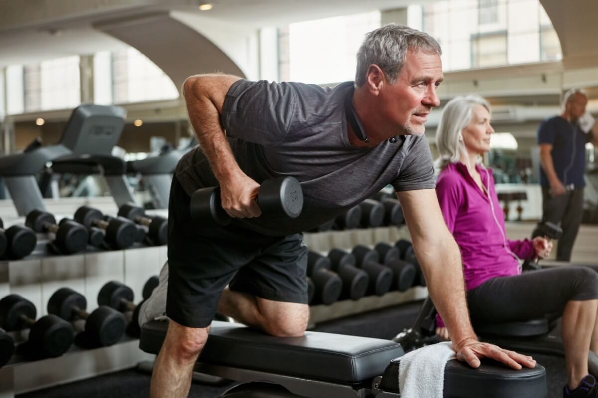 A prática regular de exercícios físicos é fundamental para a saúde na terceira idade (Imagem: PeopleImages.com - Yuri A | Shutterstock)