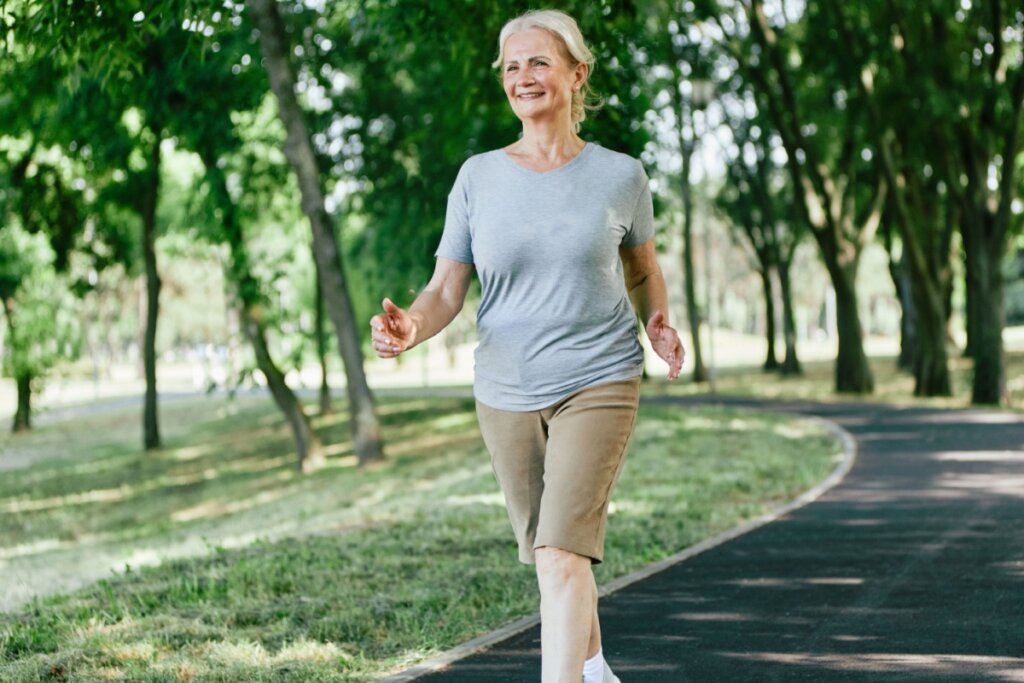 Atividades aeróbicas moderadas, como a caminhada, reduzem o risco de doenças cardiovasculares (Imagem: pics five | Shutterstock)