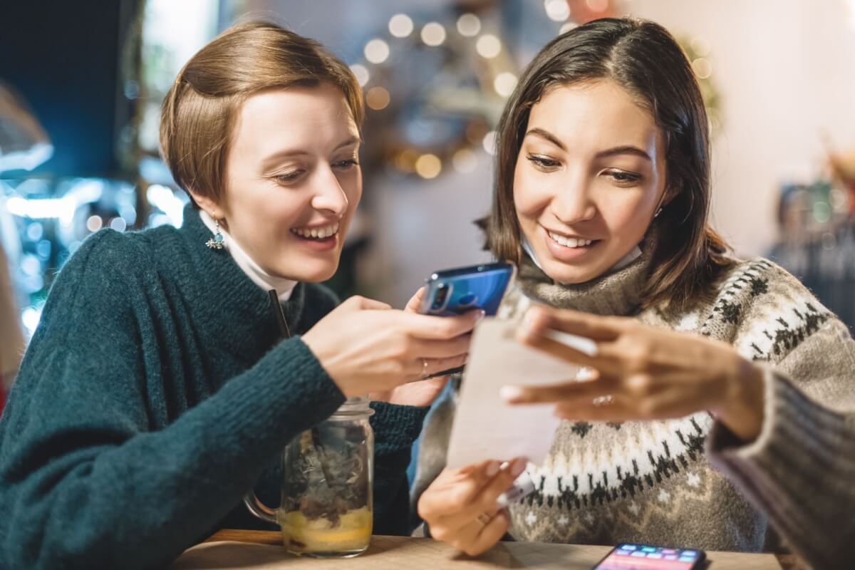 Em encontros sociais na Holanda, o momento de pagar a conta é levado a sério, com divisão rigorosa dos valores (Imagem: Reprodução digital | Shutterstock) (Imagem: frantic00 | Shutterstock)
