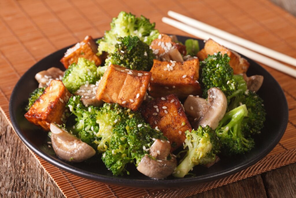 Tofu grelhado com legumes (Imagem: Sergii Koval | Shutterstock)