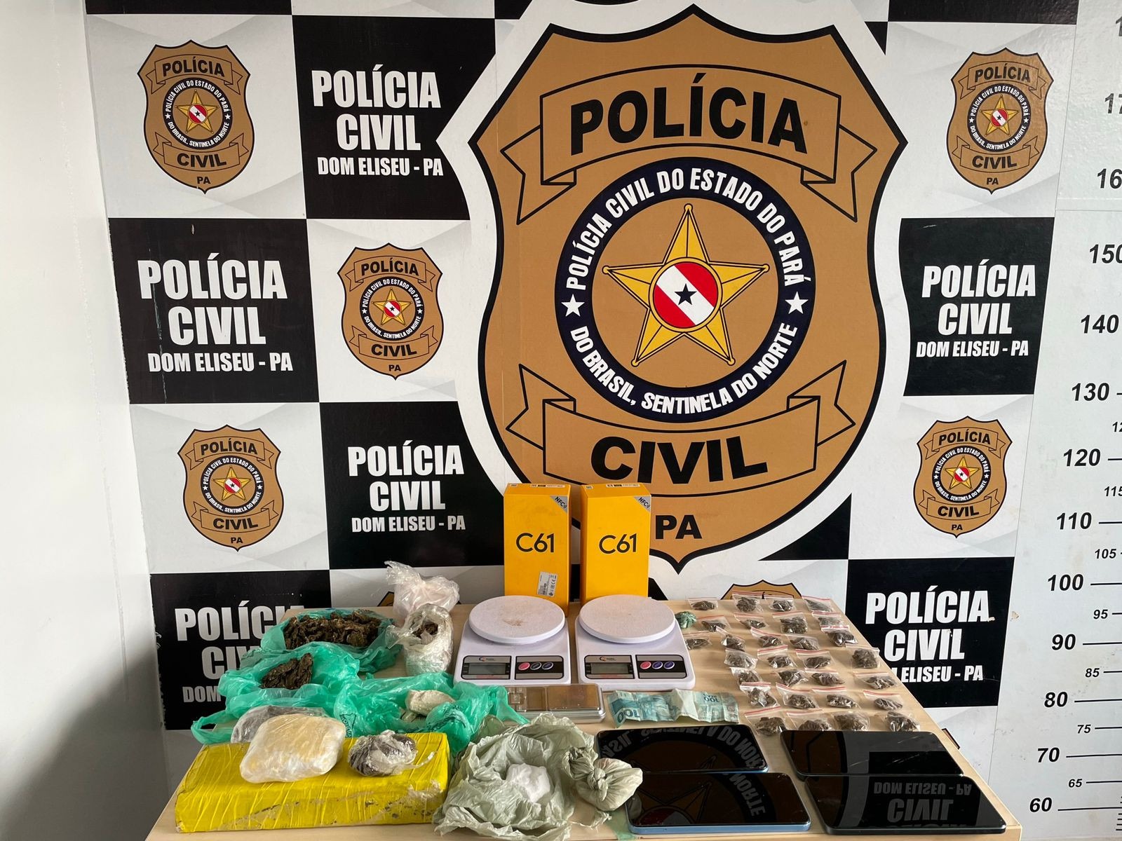 Foram encontradas e apreendidas substâncias análogas à cocaína, maconha e crack, um aparelho celular e R$ 100.00 em espécie. 