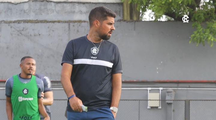 O português António Oliveira comandando o treino do Leão -
