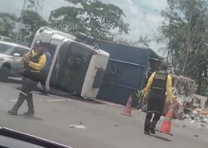 Vídeo: caminhão tomba e carga fica espalhada na descida de viaduto em Ananindeua