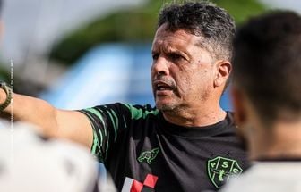 Técnico do Paysandu dispara contra arbitragem após derrota: 'pênalti claro'
