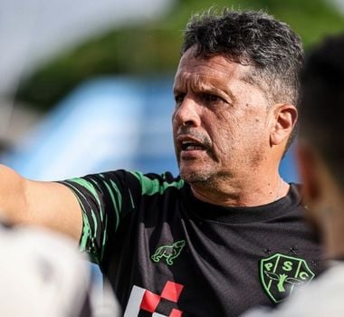 Imagem - Técnico do Paysandu dispara contra arbitragem após derrota: 'pênalti claro'