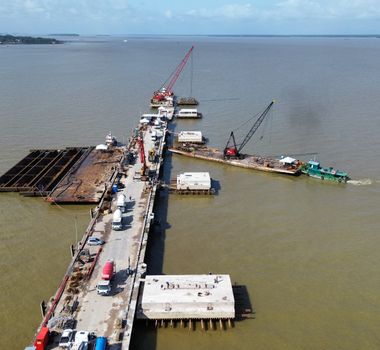Imagem - Vídeo: viga de 100 toneladas é instalada só com a maré no Porto do Outeiro; entenda