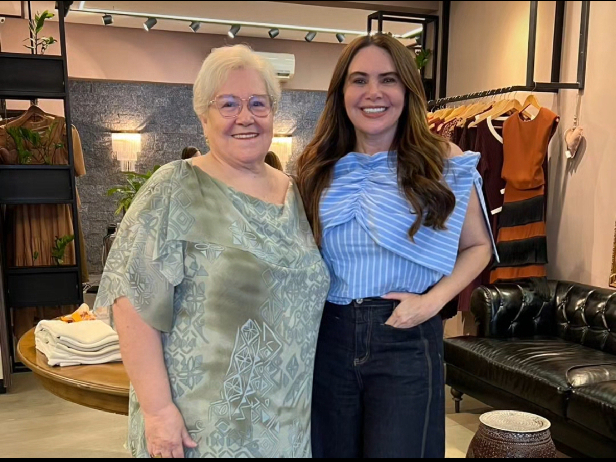 A artista plástica Celeste Heitmann e a empresária Ana Paula Sobrinho, da Paula Brazil, espaço escolhido por Celeste para o lançamento de sua camiseta do Círio, em diversos tamanhos, na próxima sexta-feira. 