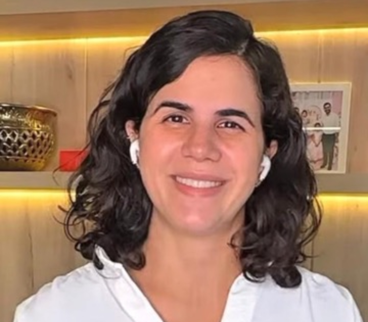 Mesmo de licença maternidade, a cirurgiã Cynthia Rocha retorna, aos poucos, ao batente, na unidade Belém, do Instituto Angatu, especializado em cirurgia plástica e transplante capilar. 