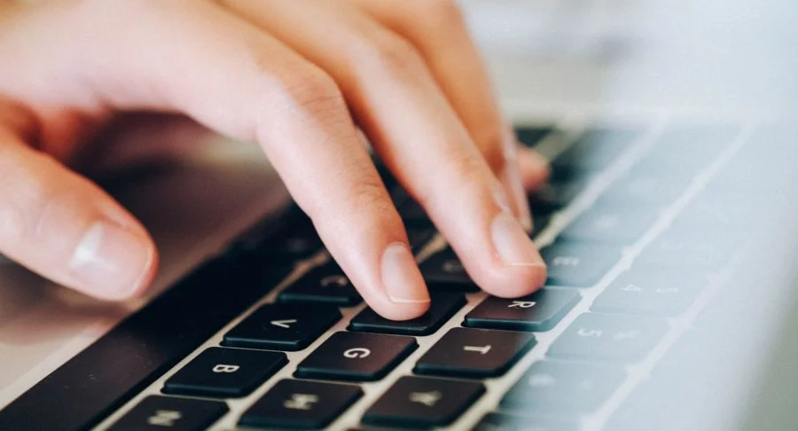 Saiba o que é ‘doxing’, a prática que expõe dados na internet com intenção de prejudicar.