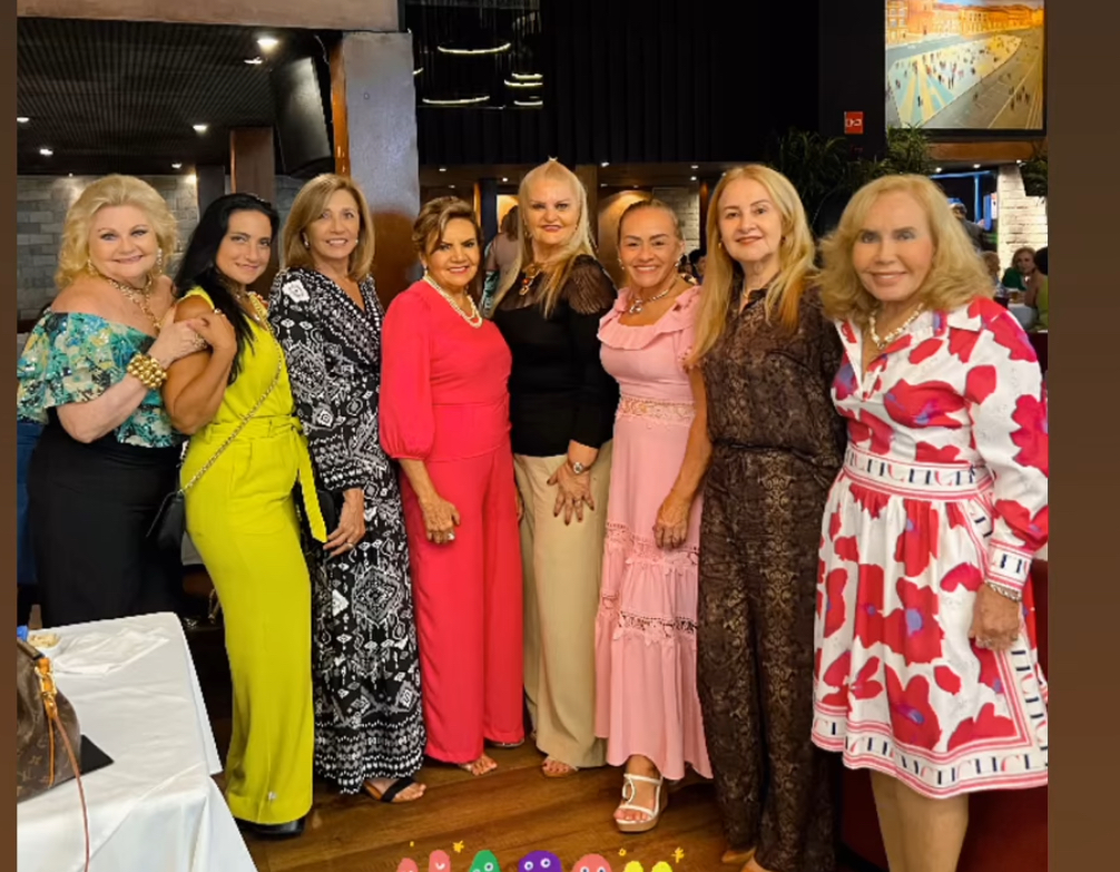 Turma animada. Clara Pinto, que já dá início aos preparativos para o FIDA, Gilvana Gonçalves, Ceiça Ribeiro, Walda Bandeira, Clelicia Florenzano, Pilar Nogueira, Sheylla Centeno e Noemia Lobato. 