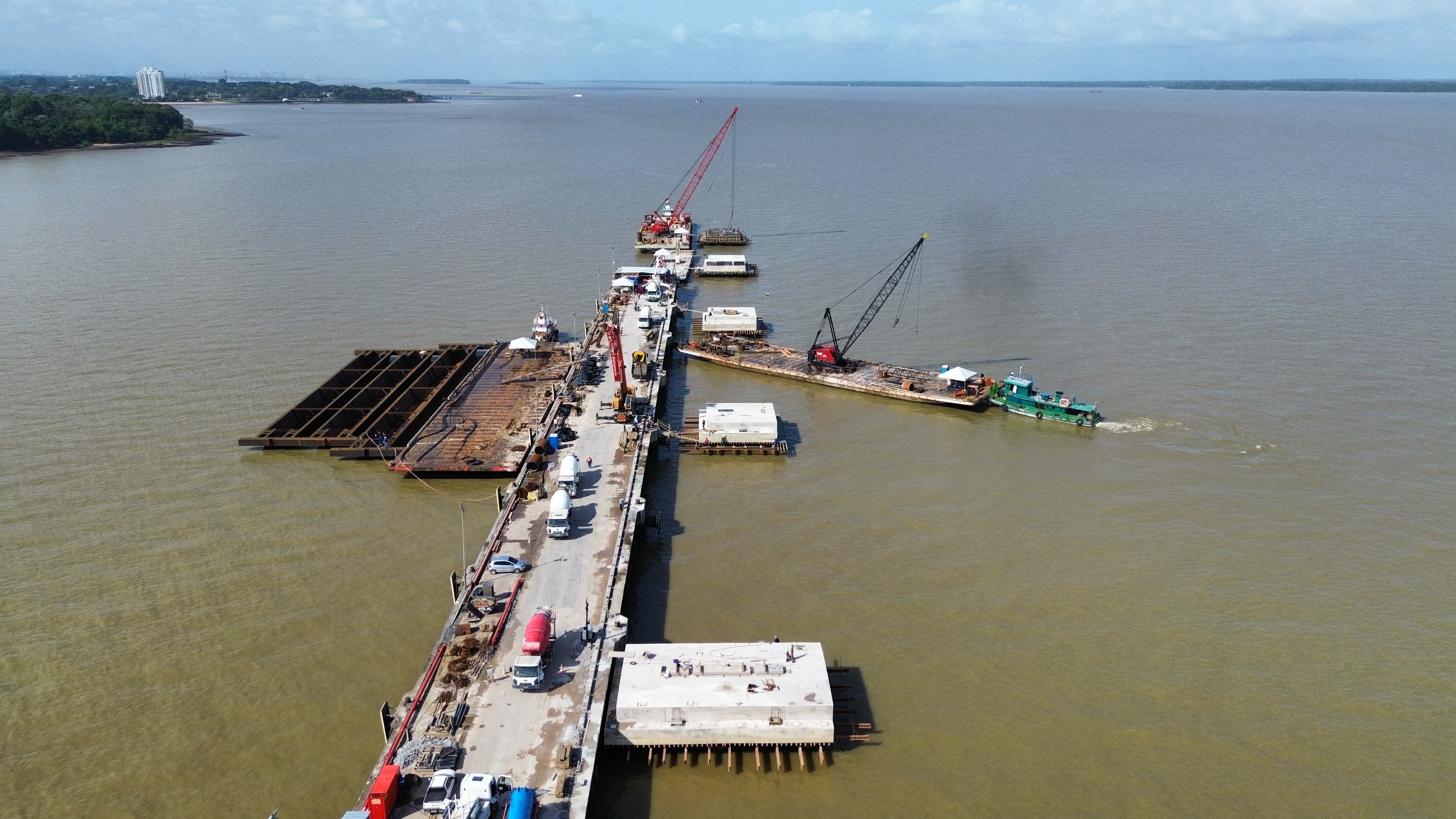 Uma viga gigante de 63 metros e 100 toneladas foi posicionada sem guindastes, aproveitando apenas a força da maré.