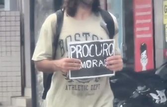 Pedido inusitado em Marituba viraliza: homem exibe cartaz procurando namorada