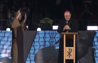 Vídeo: bispo faz oração 'contra o comunismo' em evento religioso
