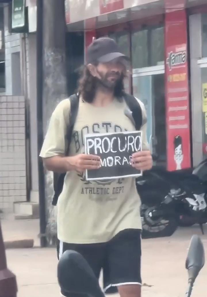 Enquanto registrava o momento, o motorista brincou com a situação, dizendo que o homem já teria “dispensado cinco” pretendentes e que, até o fim do dia, provavelmente encontraria alguém