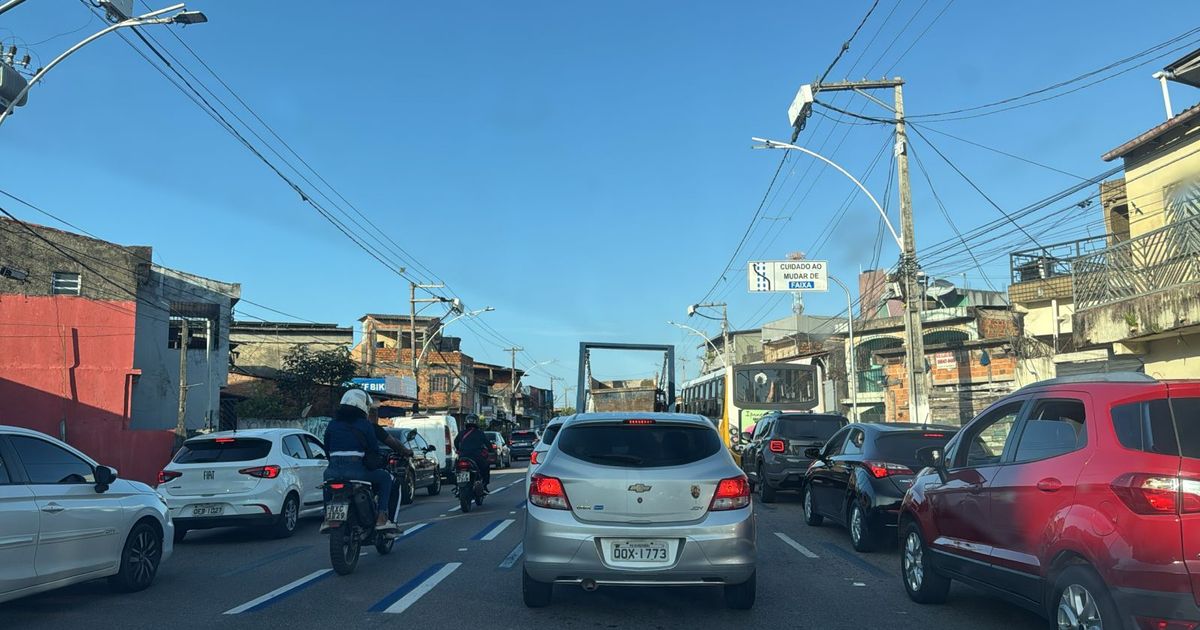 Trânsito na Avenida Pedro Álvares Cabral, em Belém.