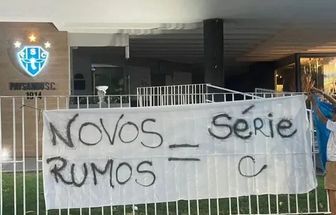 Torcedores do Paysandu protestam contra diretoria nova derrota na Série B