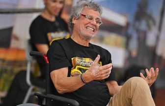 Carlinhos de Jesus revela doença que o impede de andar; entenda