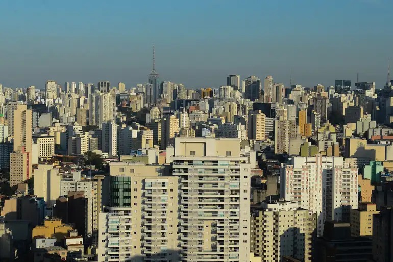 A proibição, segundo moradores, teria sido aprovada em assembleia condominial, mas o assunto divide opiniões e segue rendendo discussões acaloradas.