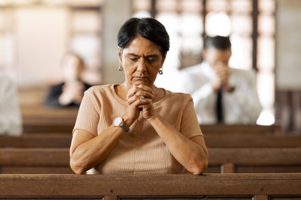 As orações ajudam a trazer clareza para as decisões da vida (Imagem: PeopleImages.com &#8211; Yuri A | Shutterstock)