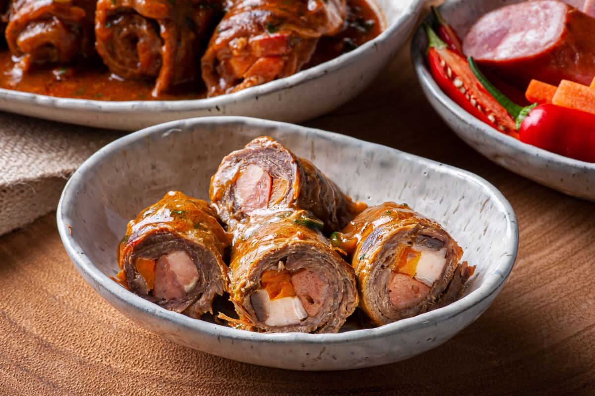 Bife à rolê ao molho de tomate (Imagem: flanovais | Shutterstock)