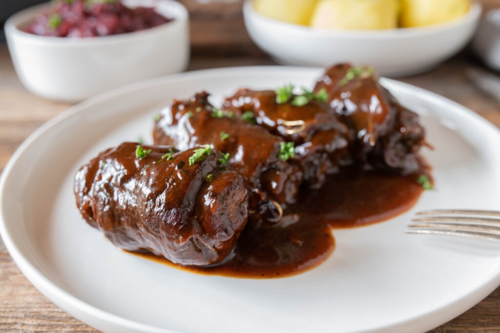 Bife à rolê ao molho de vinho (Imagem: Angelika Heine | Shutterstock)