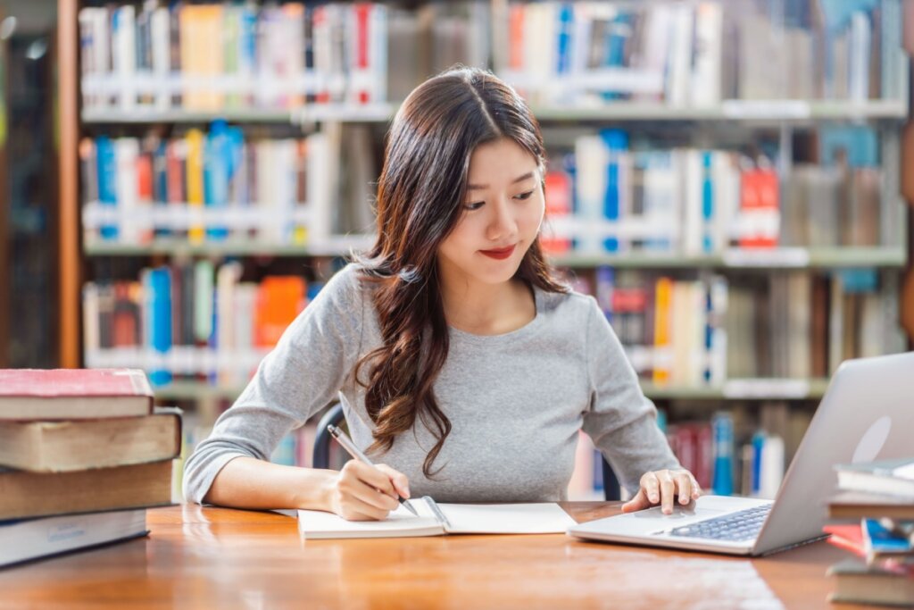 É importante escolher um local silencioso para estudar (Imagem: TZIDO SUN | Shutterstock)