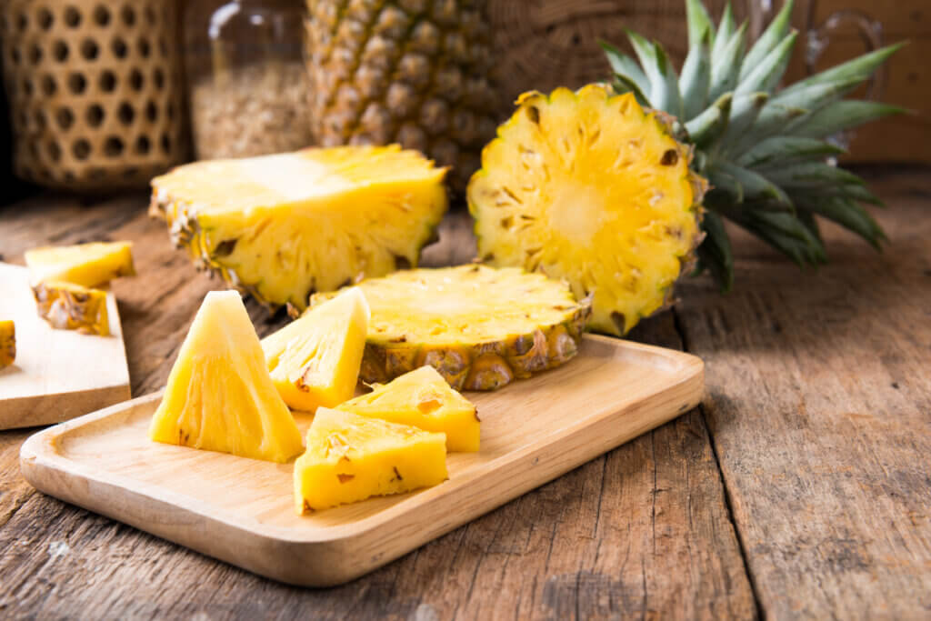 O abacaxi é uma fruta fonte de vitamina A (Imagem: Regreto | Shutterstock)