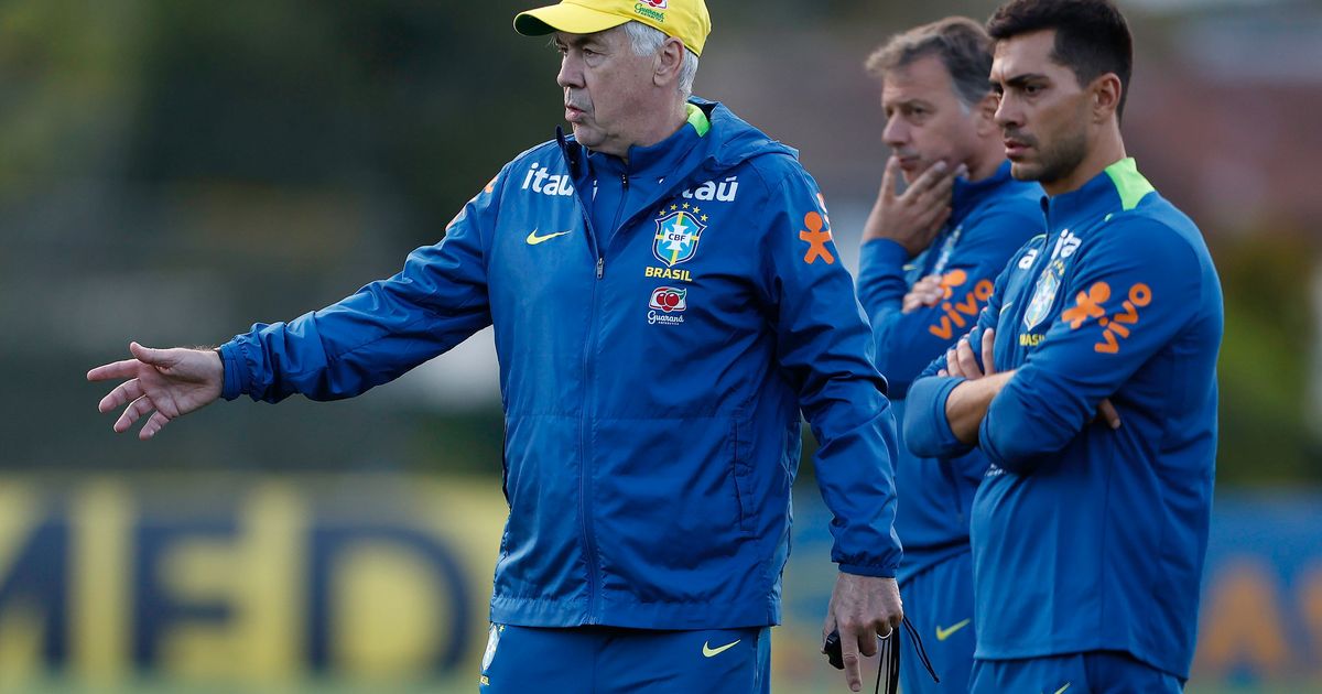 Carlo Ancelotti comandando os trabalhos nesta terça-feira.