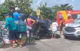 Vídeo: acidente entre carro e motocicleta causa colisão com mureta de proteção em Belém