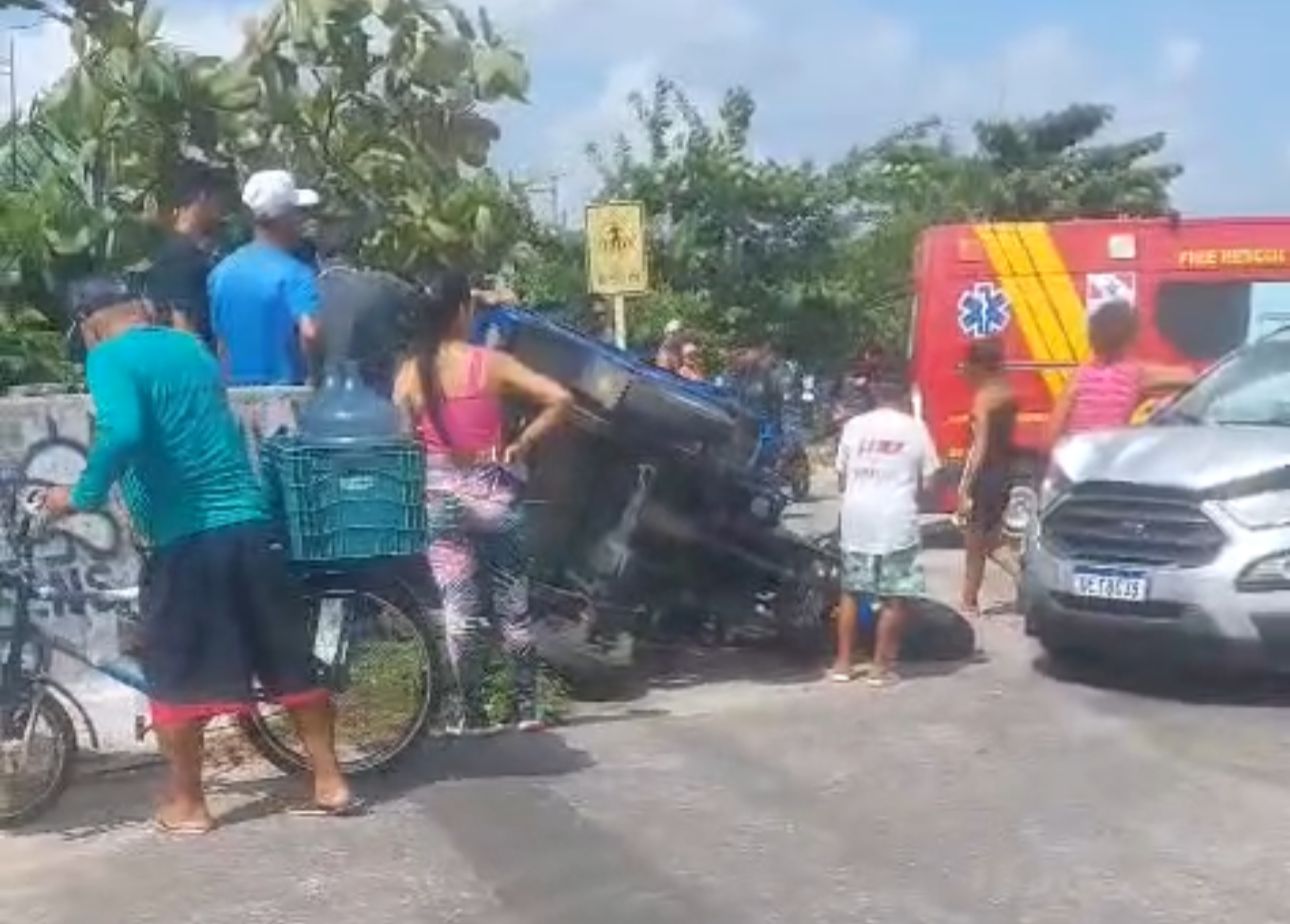 Acidente entre carro e motocicleta causa colisão com mureta de proteção em Belém.